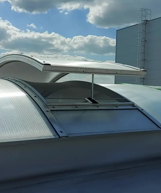 świetlik dachowy łukowy otwierany automatycznie z moskitierą ramkową