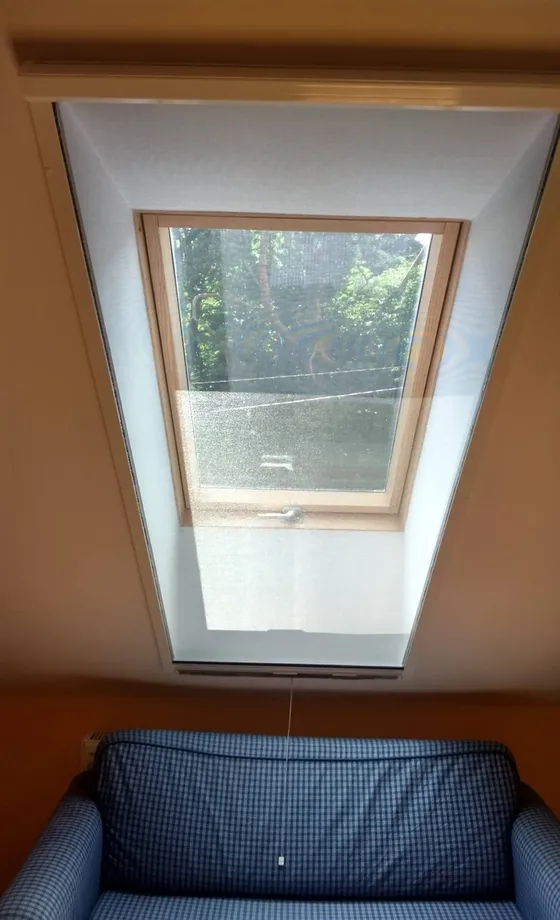 moskitiera rolowana na okno dachowe po rozwinięciu