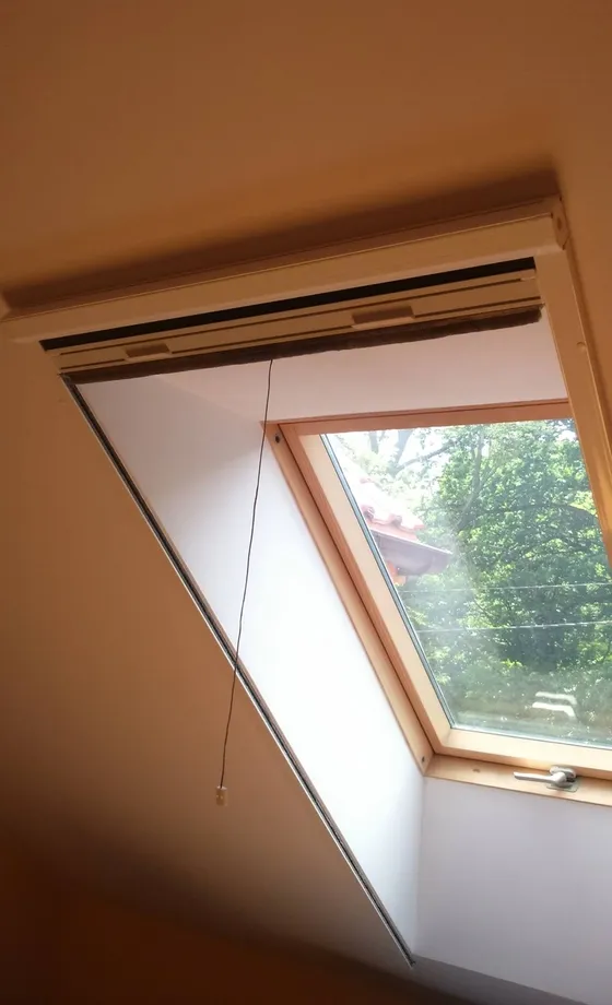 moskitiera zwijana na okno dachowe zwinięta do kasety