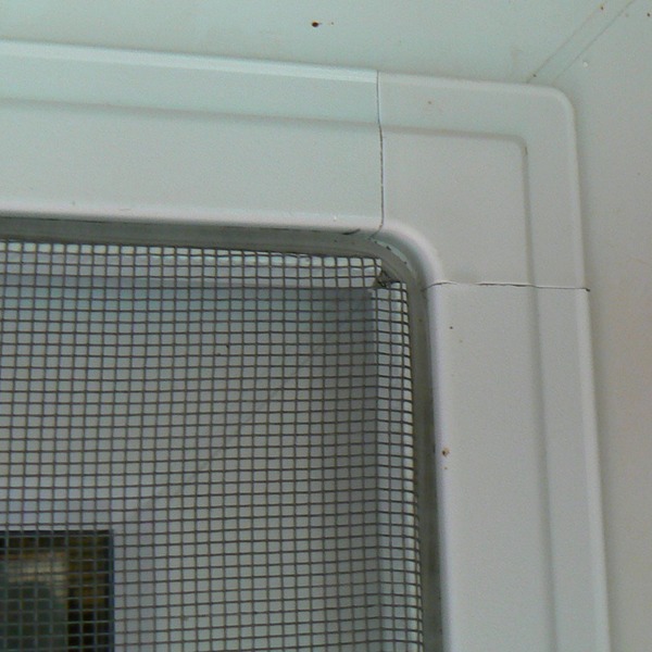 narożnik z PCV moskitiery okiennej