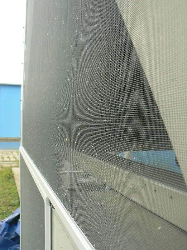 moskitiery chroniące agregat chłodniczy przed lotnymi paprochami
