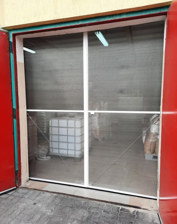 podwójne drzwi moskitierowe otwierane z siatką stalową